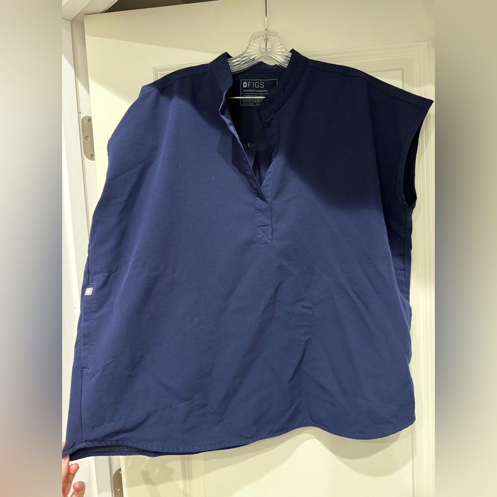 FIGS RAFAELA TOP NAVY LARGE USED